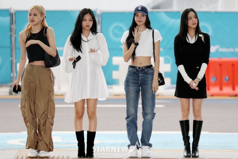 Tampil serba hitam dan putih, berikut detail outfit BLACKPINK saat akan bertolake New York untuk hadiri MTV VMAs 2022. Jennie pakai shirt dress!