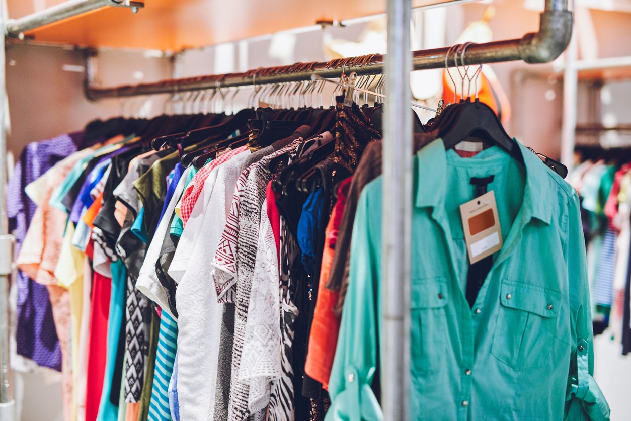 Ini lima rekomendasi thrift shop Jakarta online dan offline untuk membeli berbagai macam baju bekas layak pakai.