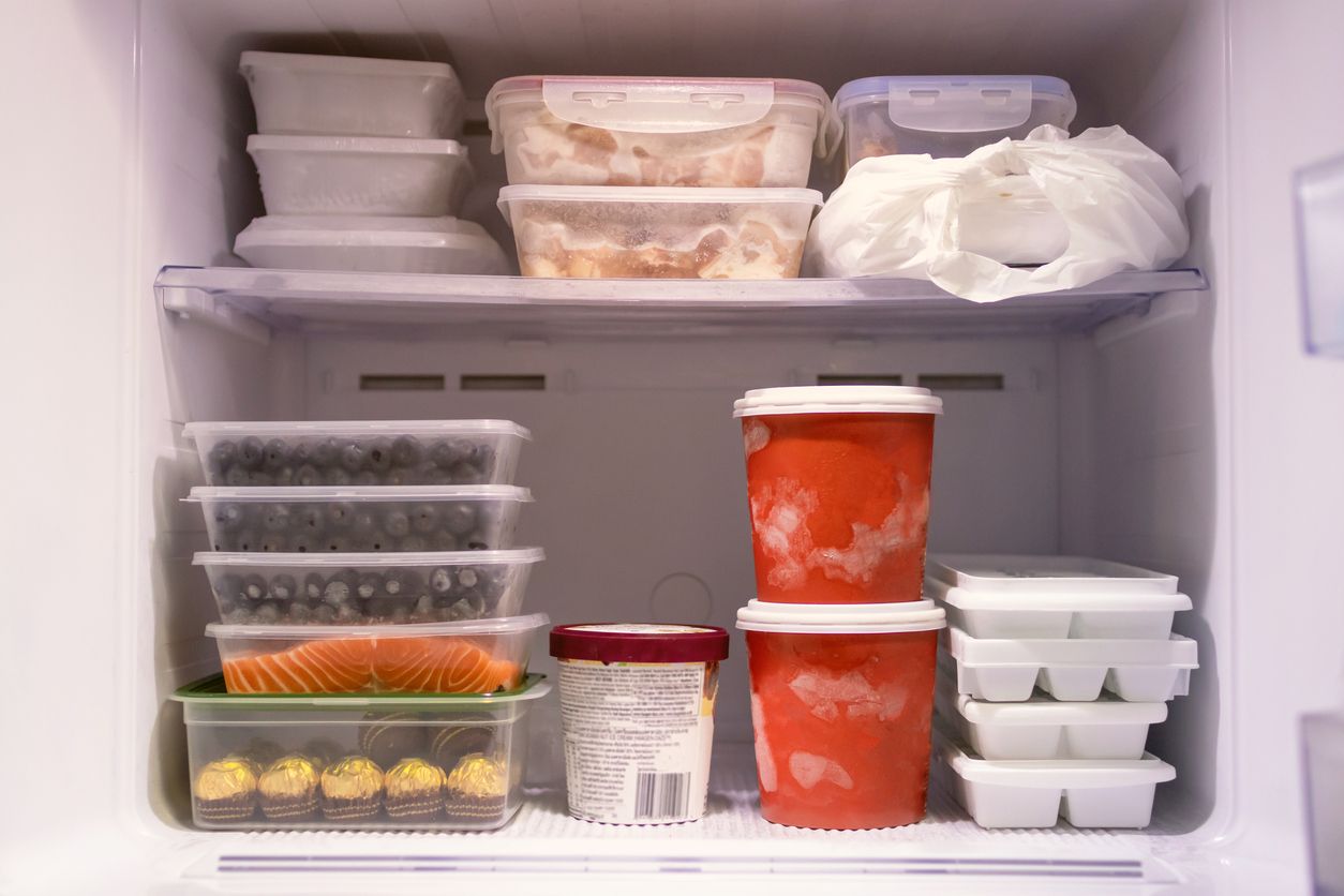 Jangan asal simpan, berikut tips menyimpan makanan di freezer agar lebih awet dan tertata rapi. Salah satunya susun sesuai jenisnya!