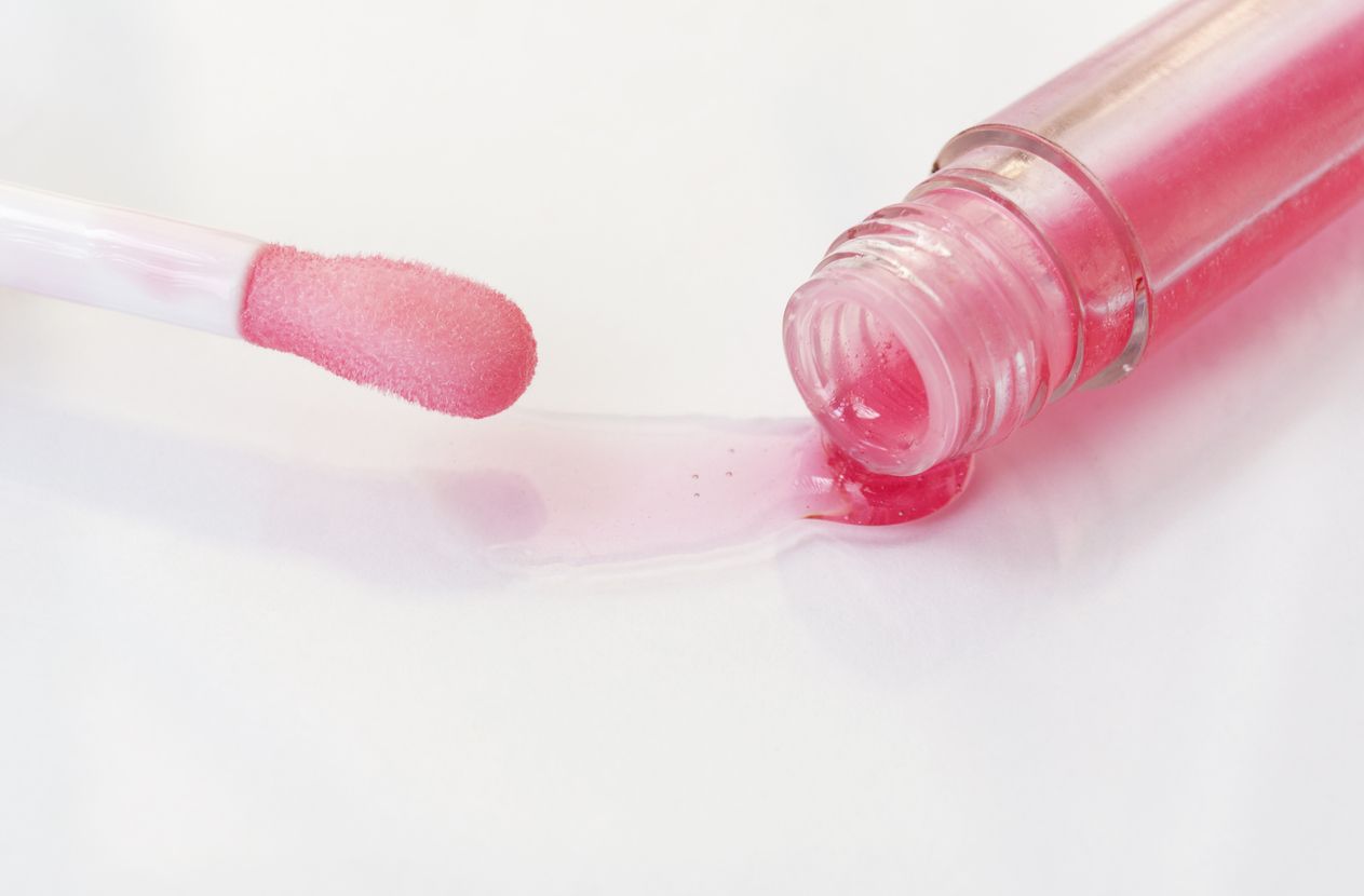 Karena sedang populer, banyak orang mengira lip oil bisa mengatasi bibir kering. Namun ternyata ini tidak benar menurut ahli. 
