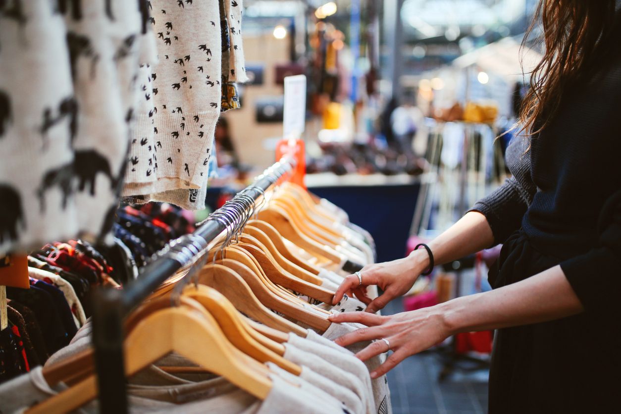 Asal-usul bisnis thrifting di Indonesia yang kini dilarang karena dianggap mengganggu industri tekstil lokal ternyata sudah ada sejak tahun 1990-an.