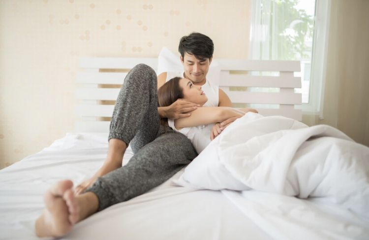 Melakukan hubungan suami istri pasca melahirkan bukan sebuah hal yang tidak mungkin. Namun, pertimbangkan dulu tiga hal ini.