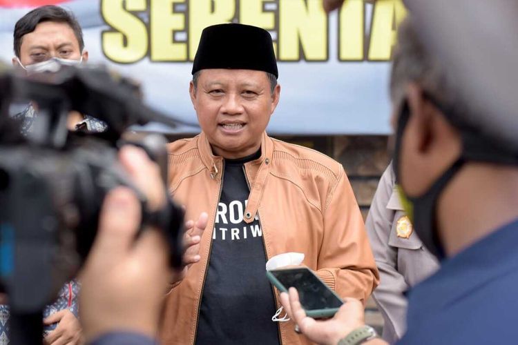Viral di media sosial, Wakil Gubernur Jawa Barat usulkan poligami dan menikah muda sebagai cara cegah penyebaran HIV/AIDS.