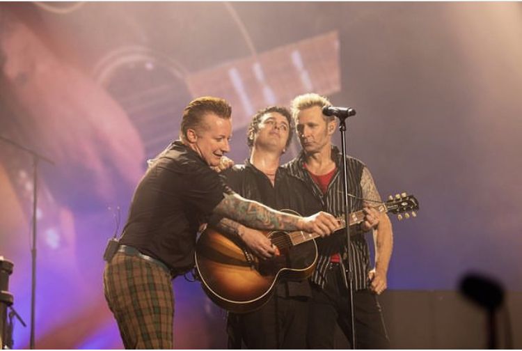 Green Day menjadi trending di Twitter, ternyata ini makna lagu Wake Me Up When September Ends. Kesedihan akan anak yang kehilangan ayahnya.