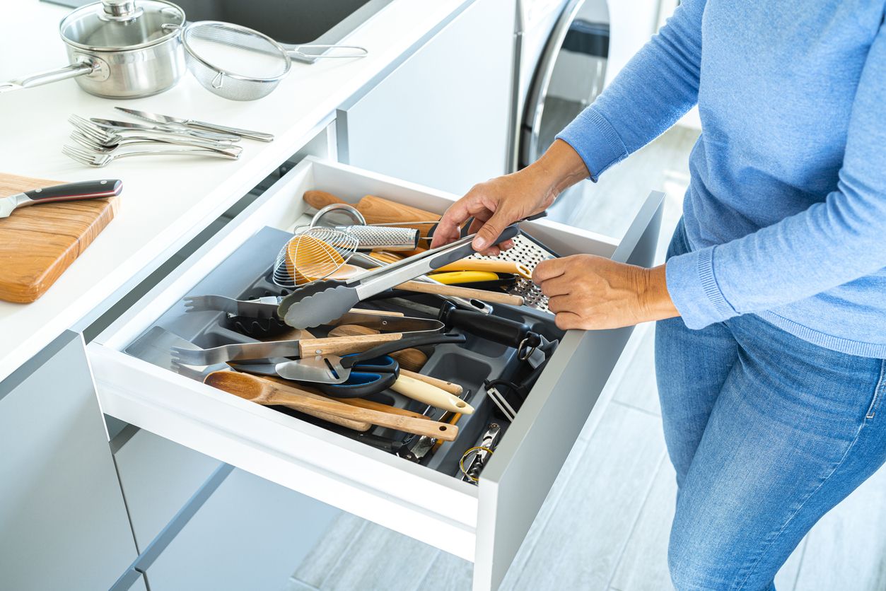 Ada sejumlah kesalahan umum yang membuat laci dapur tampak berantakan nih, Kawan Puan. Apa saja kesalahannya? Yuk, simak!