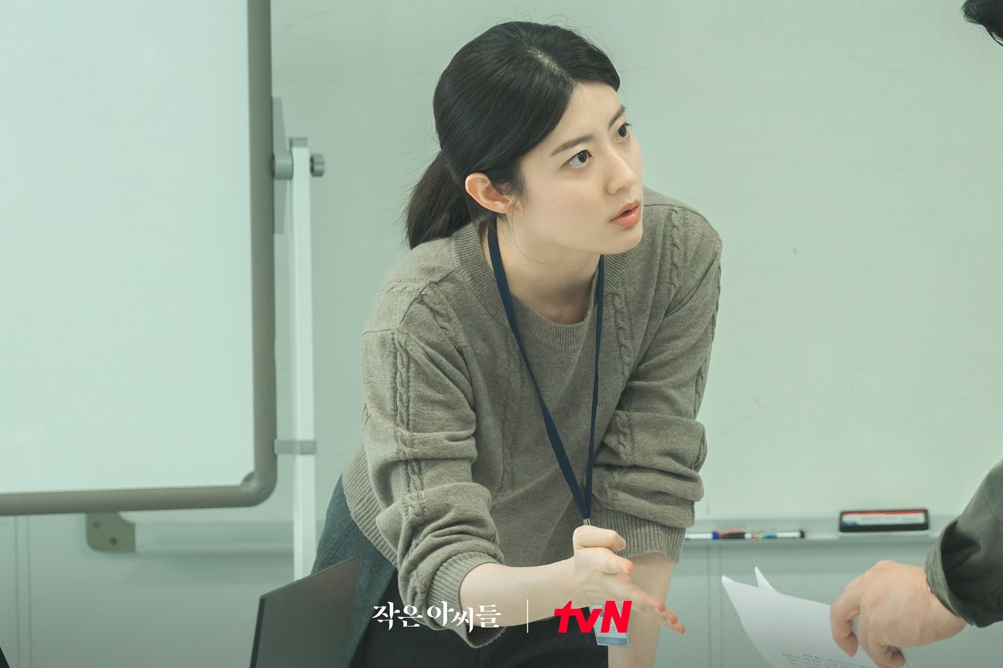 Kawan Puan ingin berprofesi seperti Nam Ji Hyun di drakor Little Women? Yuk, simak syarat lowongan kerja sebagai reporter TV!
