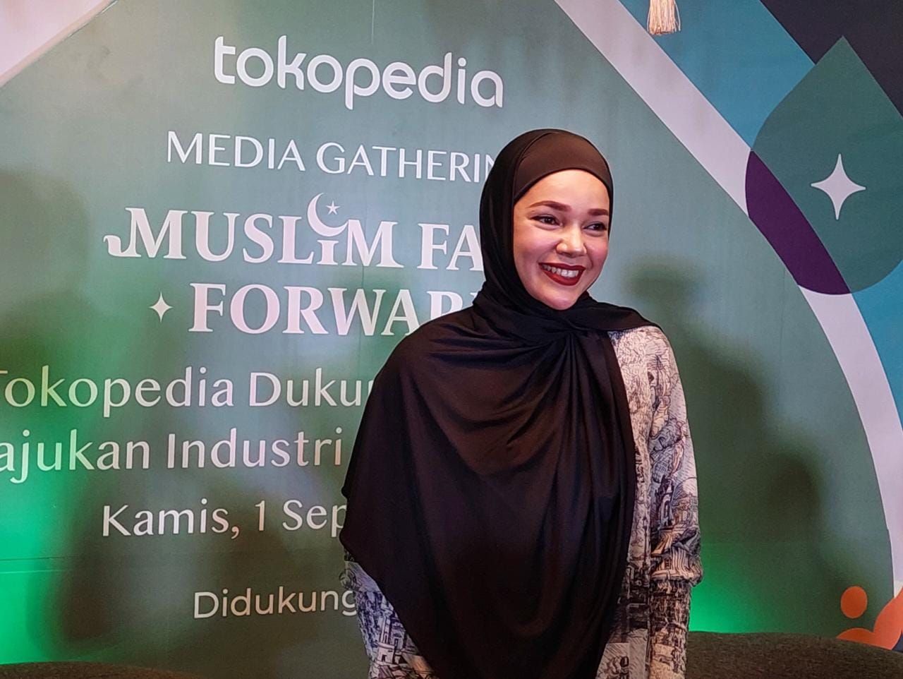 Beragam produk fesyen ditawarkan di berbagai platform, simak tips belanja online produk fesyen ala Dewi Sandra. 