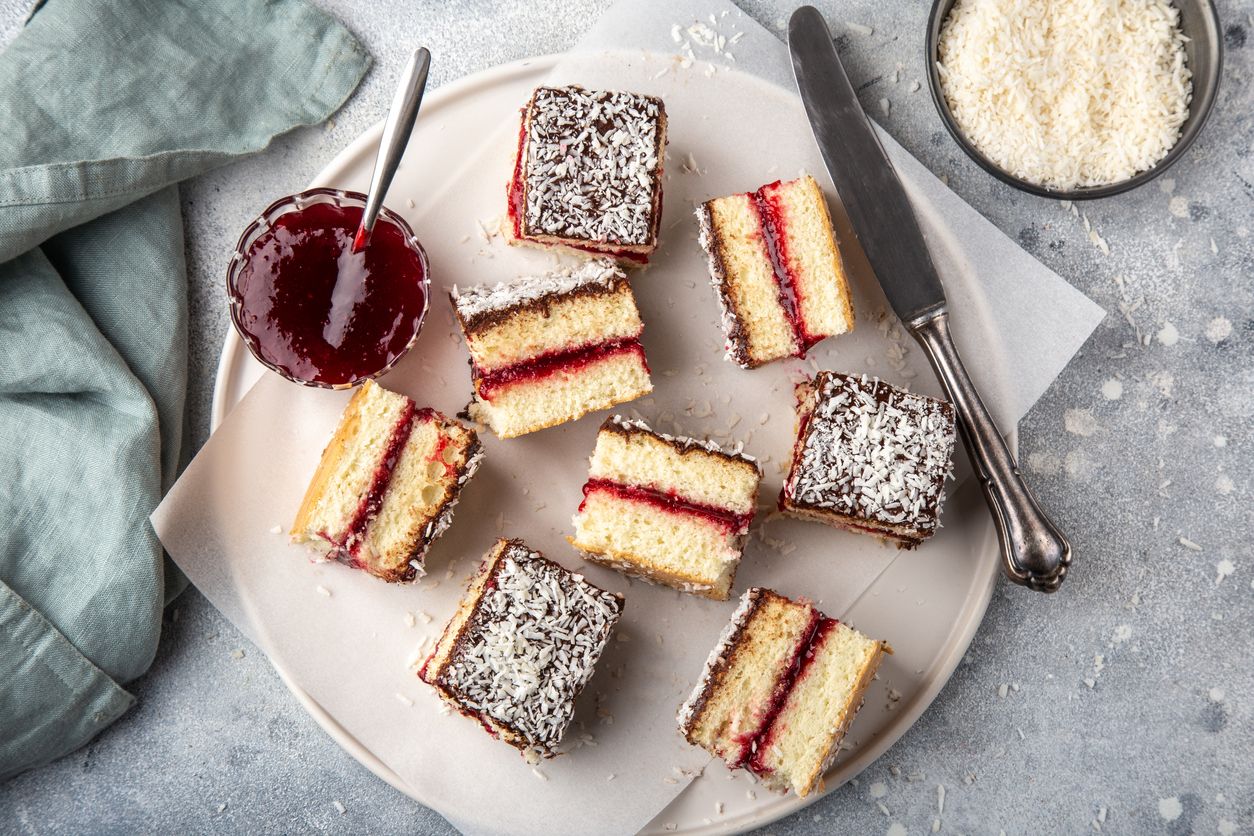 Kawan Puan mau coba kue klasik asal Australia? Yuk, simak tips memasak cepat lamington yang bisa dibikin di rumah, nih.