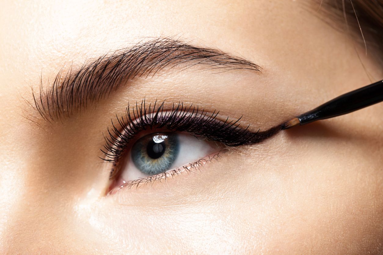 Eyeliner bisa buat garis mata lebih tegas dan terdefinisi. Namun kenali dulu jenis-jenis eyeliner yang ada, beserta fungsinya yang beda-beda.