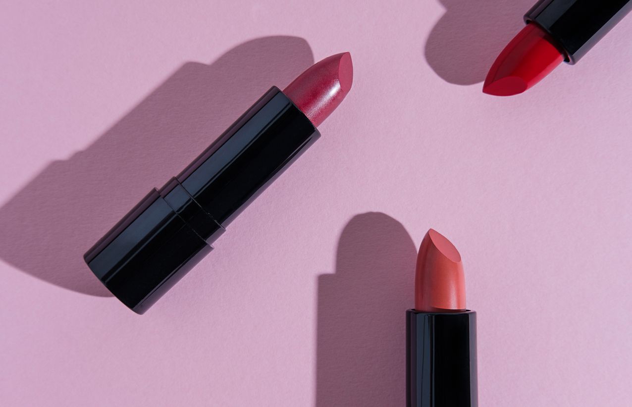 Berikut berbagai pilihan lipstick matte dengan harga tak sampai Rp100 ribu. Mulai dari Wardah hingga Sariayu!
