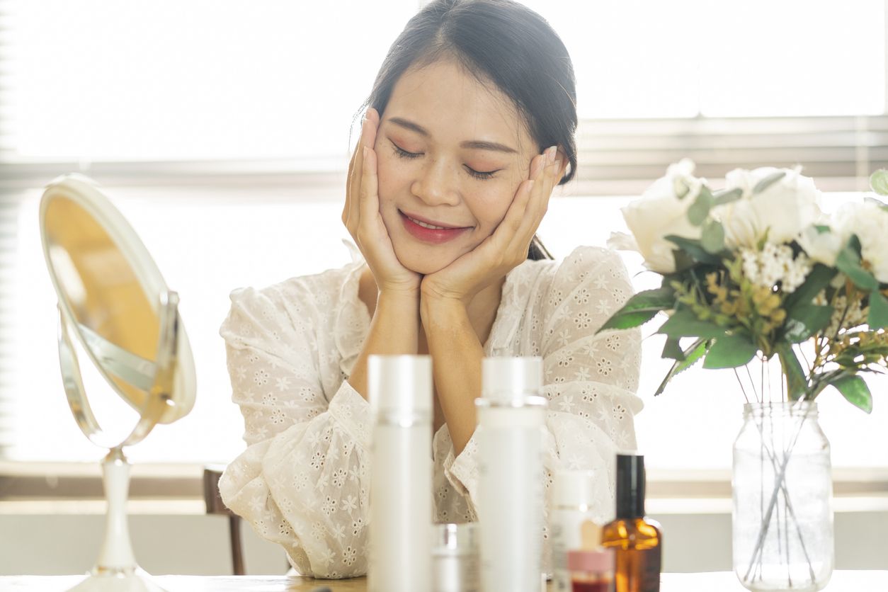 Saat ini tengah tren memakai skincare dengan cara moisture sandwich. Apa itu dan apa saja manfaatnya untuk kulit?