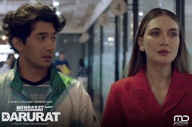 Segera tayang di bioskop, intip sederet fakta menarik film Mendarat Darurat yang dibintangi Reza Rahadian dan Luna Maya.