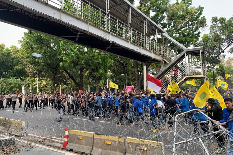 Terkait kenaikan bahan bakar minyak (BBM), aksi masa dilakukan di sejumlah titik di berbagai wilayah, termasuk DKI Jakarta.
