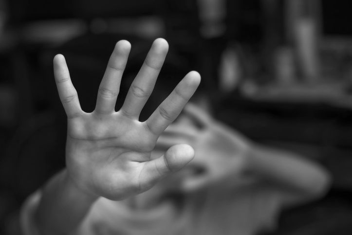Seorang ART perempuan di Bandung diduga dianiaya dan disekap oleh majikannya.
Warga merasa curiga dan laporkan ke polisi.
