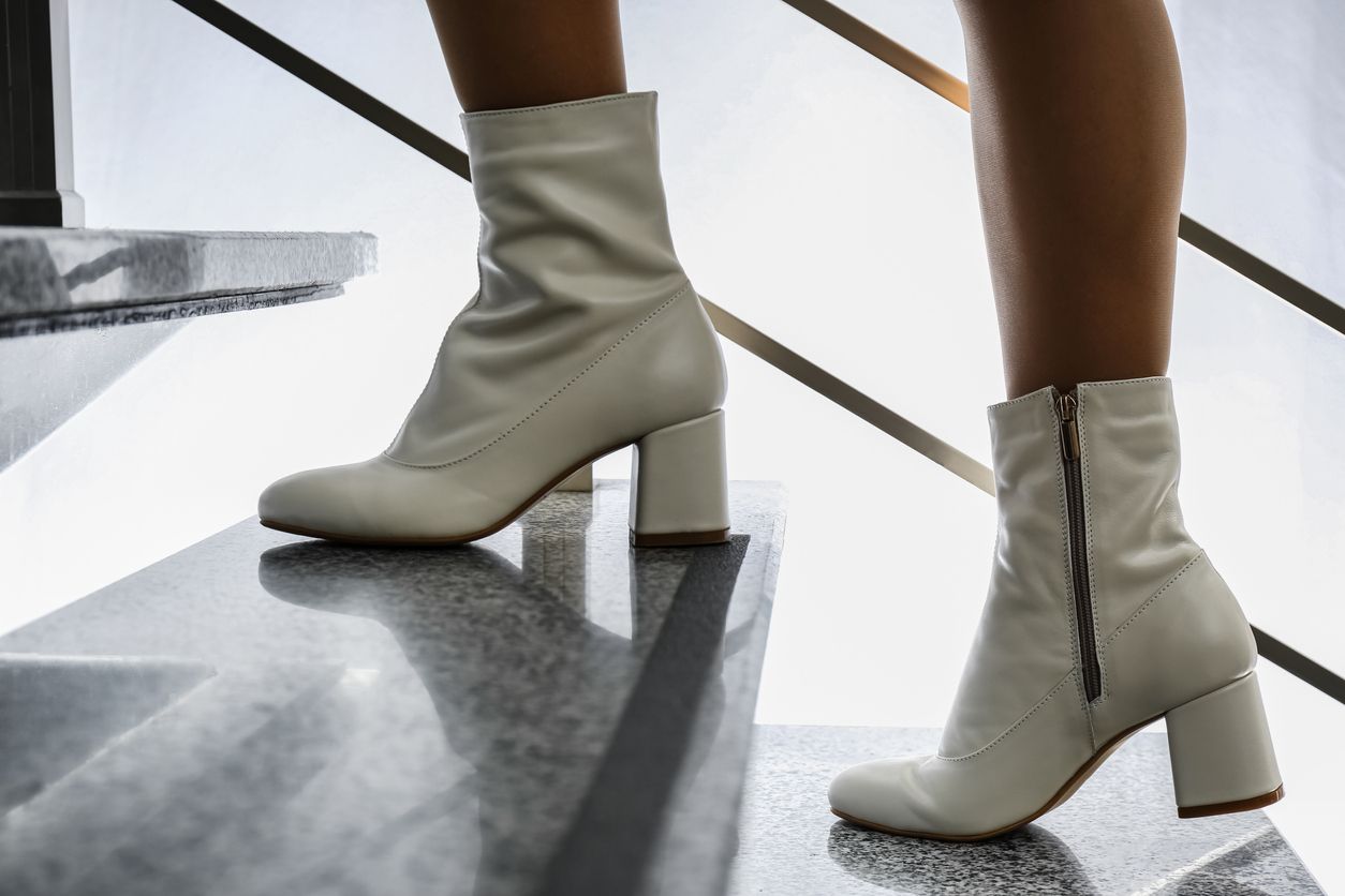 Tampil menawan dengan sejumlah rekomendasi sepatu boots dari brand lokal berikut ini, dari model ankle boots hingga combat boots. 
