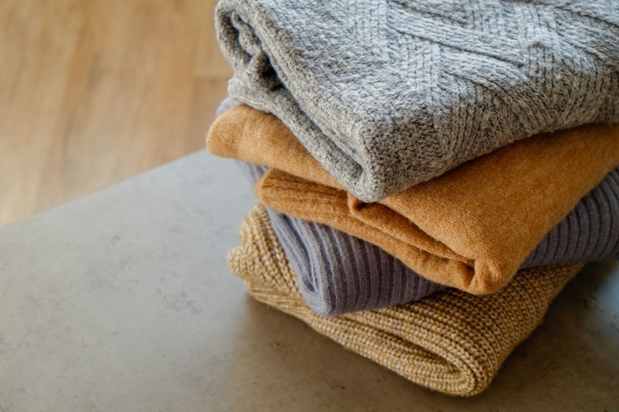 Tidak seperti bahan baju lainnya, knitwear membutuhkan perawatan khusus untuk menjaganya tidak melar. 
