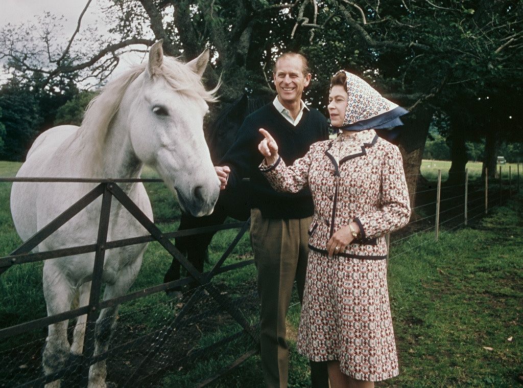 Berita terpopuler Trending Topic tentang potret Ratu Elizabeth II dengan Pangeran Philip, series The Crown, hingga lagu tema olahraga.