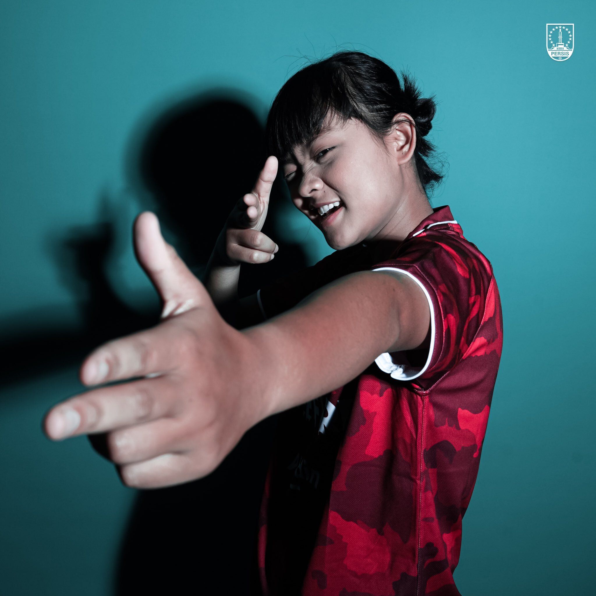 Sosok Helsya Maeisyaroh mencuri perhatian karena sudah menjadi kapten tim nasional sepak bola putri di usia yang baru 17 tahun!