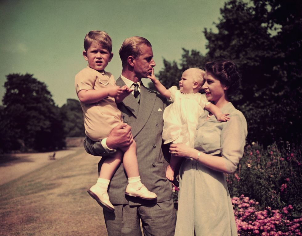 Semasa hidupnya, Ratu Elizabeth II mengasuh keempat anaknya bersama Pangeran Phillip. Yuk, simak tips parenting ala Ratu Inggris tersebut!