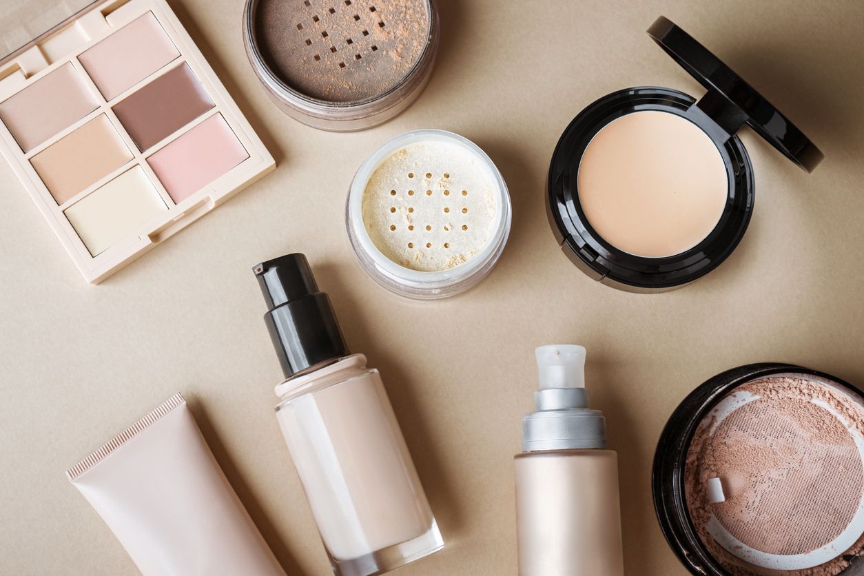 Hampir mirip tapi punya formula yang berbeda, simak ulasan perbedaan antara skin tint, tinted moisturizer, dan foundation. 