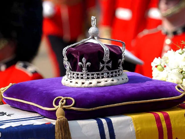 Di balik keindahan dan kemewahannya, mahkota Ratu Elizabeth II menyimpan sejarah panjang. Salah satunya bertakhtakan berlian Kohinoor!
