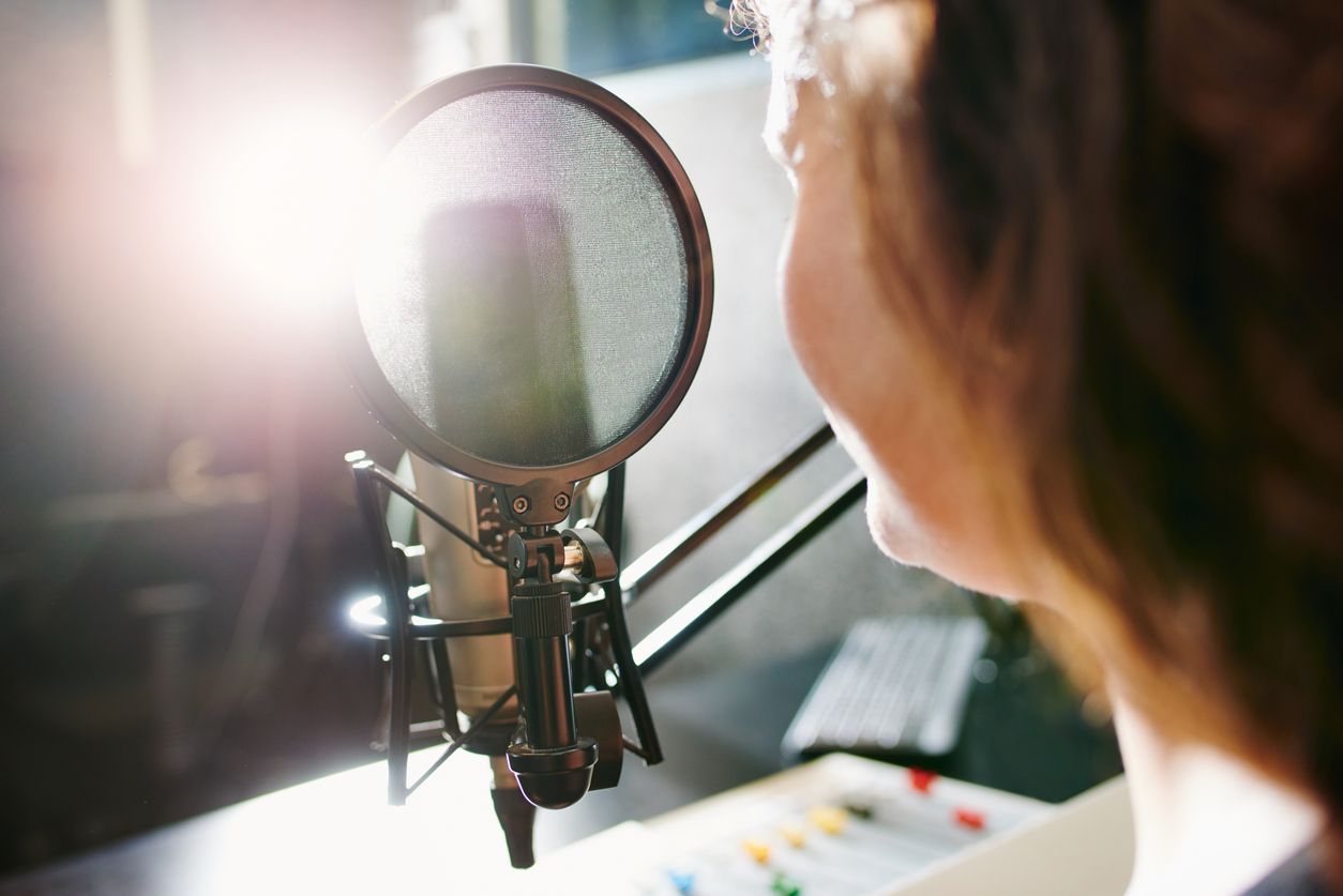 Memperingati Hari Radio Nasional setiap tanggal 11 September, ini dia keterampilan yang harus dimiliki seorang penyiar radio.