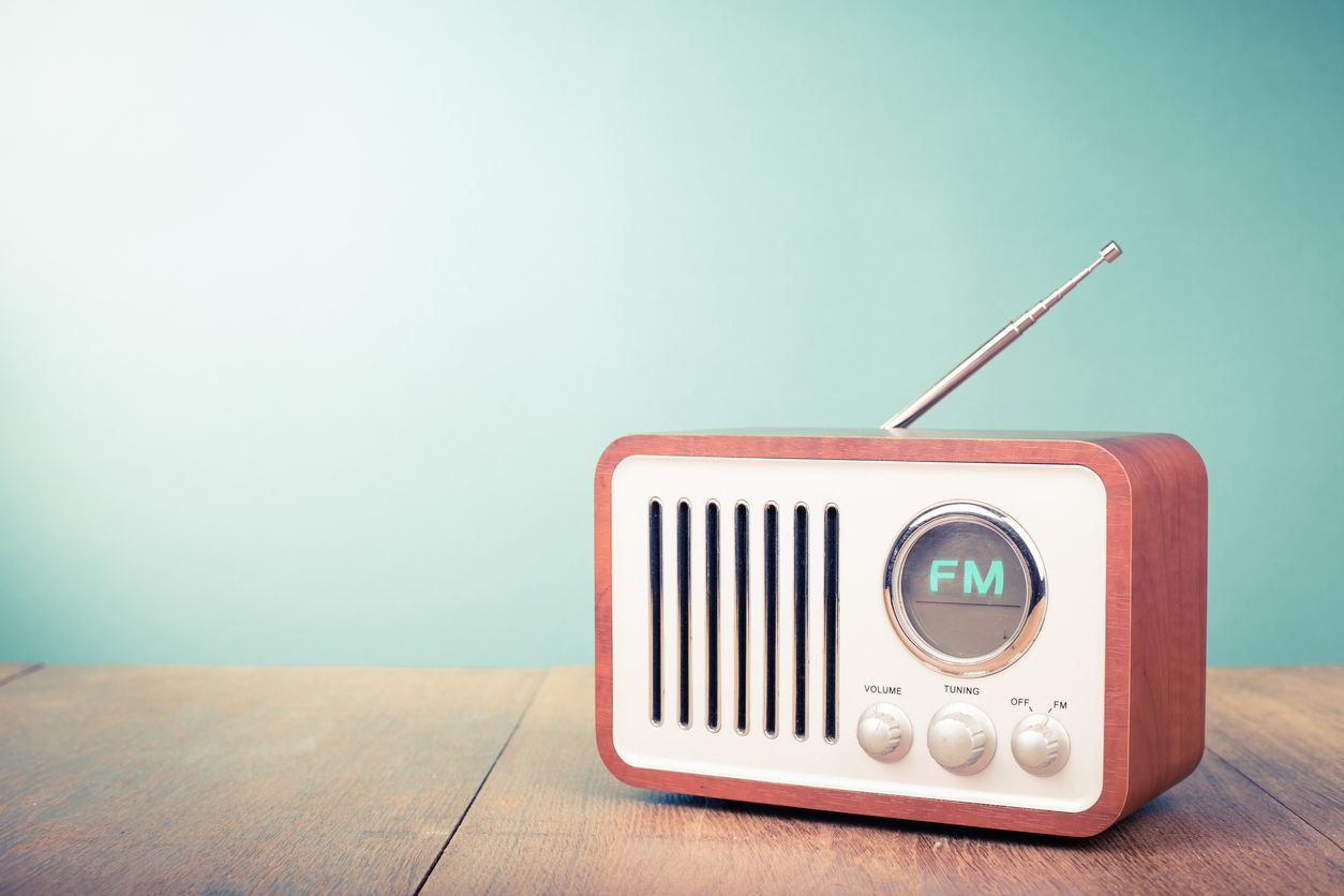 Tanggal 11 September diperingati sebagai Hari Radio Nasional. Ini dia lagu Indonesia yang bertemakan Radio.