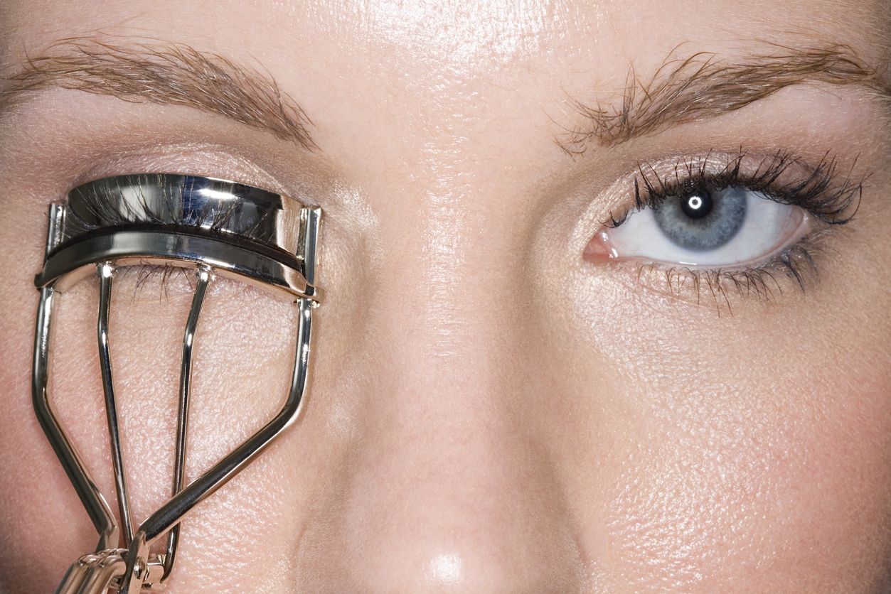 Heated eyelash curler dinilai bisa membuat bulu mata menjadi lebih lentik. Namun, bagaimana dengan keamanannya?