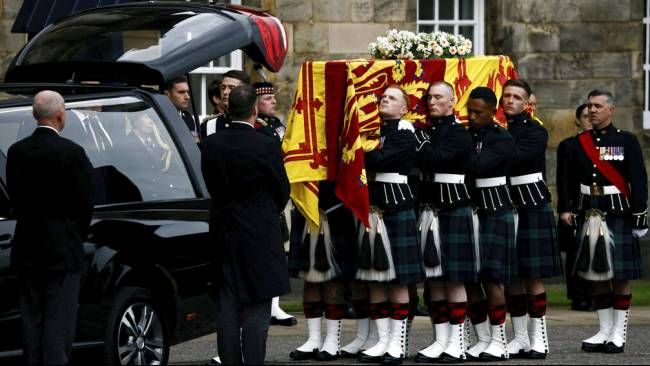 Disemayamkan di Kapel St. George di Kastil Windsor, inilah lima fakta proses pemakaman Ratu Elizabeth II. Simak selengkapnya!