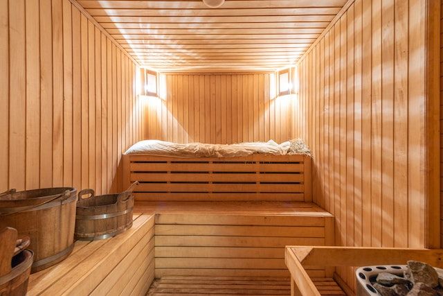 Orang menggunakan sauna untuk berbagai alasan, baik di rumah, di spa, atau di ruang ganti gym. erikut ini beberapa manfaat sauna setelah olahraga.