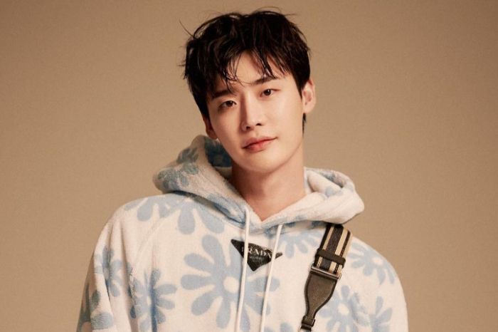 Bakal menyapa para fans di Indonesia, yuk, catat jadwal dan harga tiket fan meeting Lee Jong Suk di Jakarta.