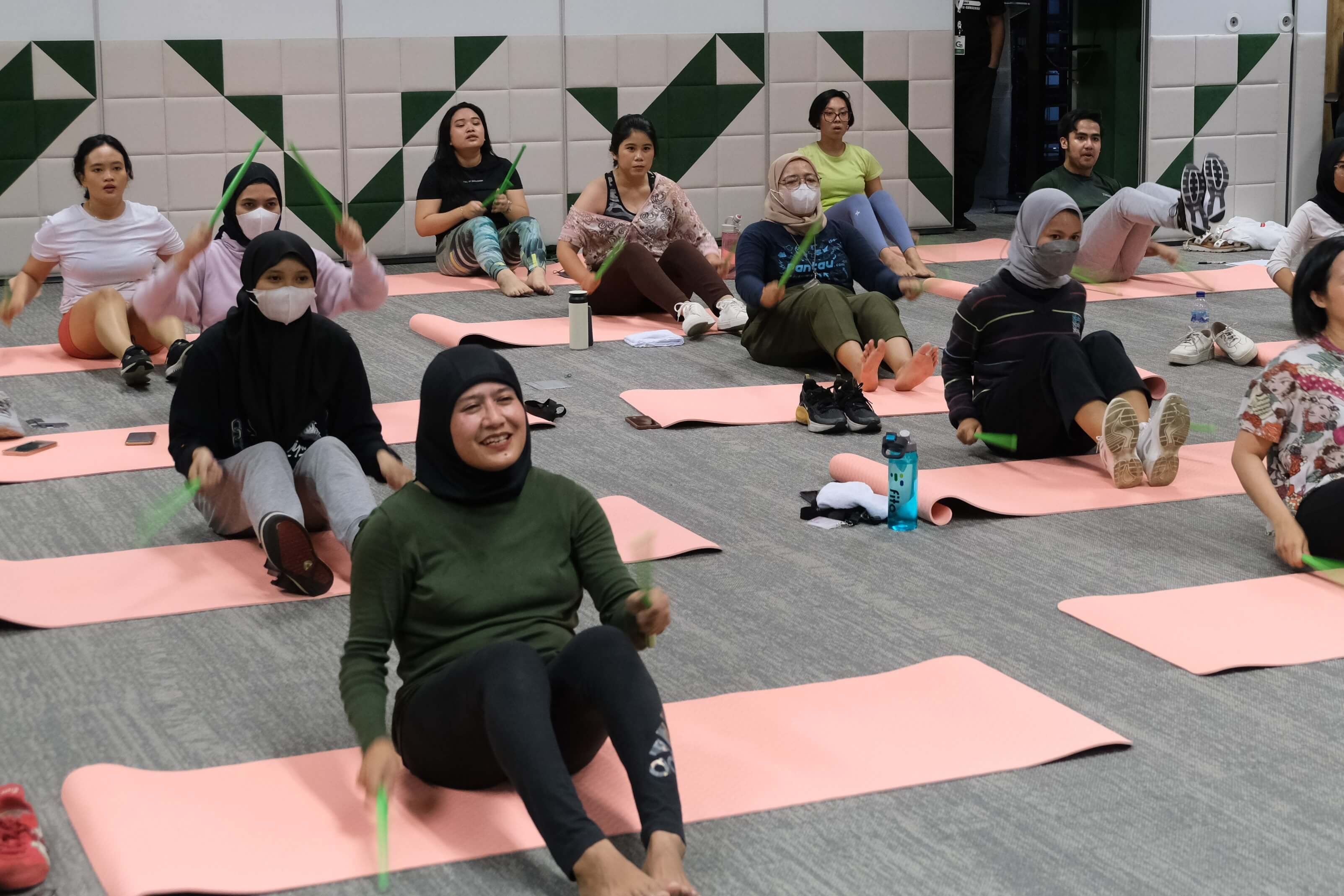 Tak hanya sekedar tren, latihan kardio yang satu ini juga punya banyak manfaat. Berikut ini 10 manfaat kesehatan teratas dari latihan pound fit.