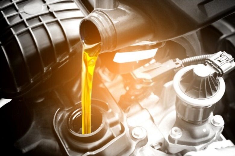 Salah satu perawatan rutin yang esensial adalah mengganti oli mobil. Sebab oli memiliki peran penting untuk menjaga performa mesin mobil. 