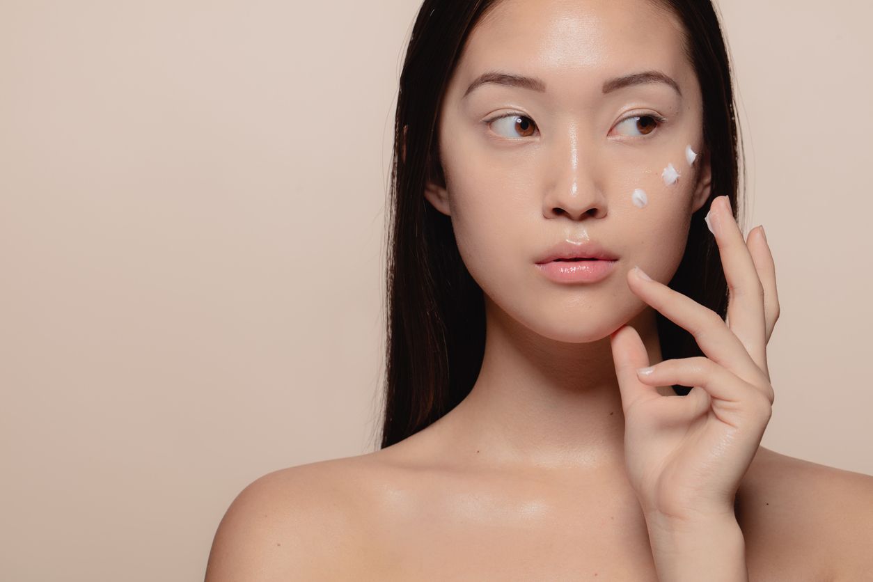 Tampilan glass skin belakangan digandrungi oleh masyarakat, simak tips perawatan kulit untuk dapatkan tampilan wajah tersebut!