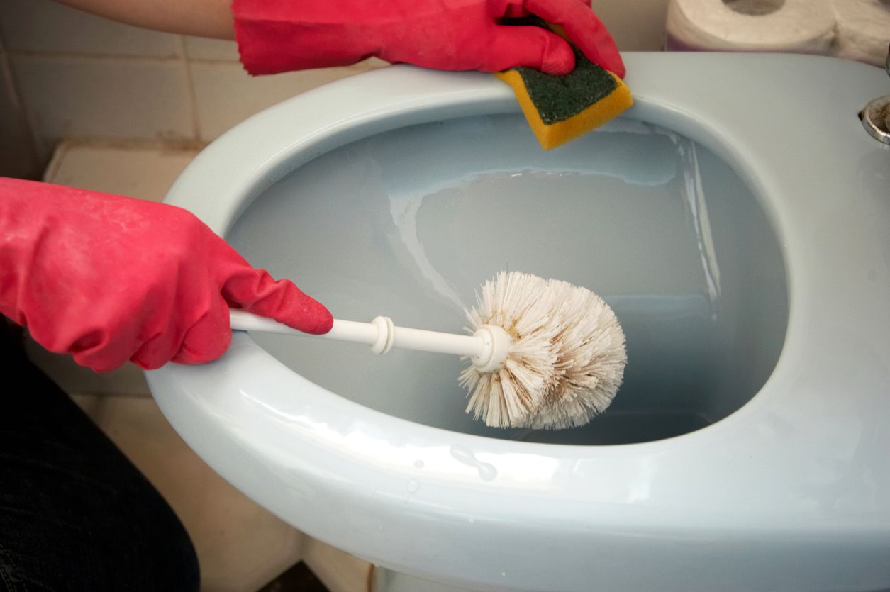 Kawan Puan punya sikat toilet yang kotor di rumah? Ada cara mudah membersihkannya, nih. Yuk, simak ulasannya!
