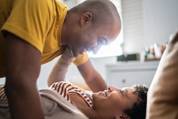 Foreplay merupakan istilah hubungan suami istri yang sering kamu dengar.
Lantas, pentingkah melakukan foreplay?