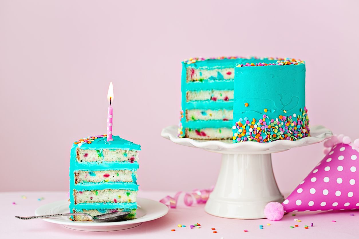 Berikut ini tiga tips menyimpan birthday cake sisa, pastikan taruh di dalam wadah tertutup ya, Kawan Puan