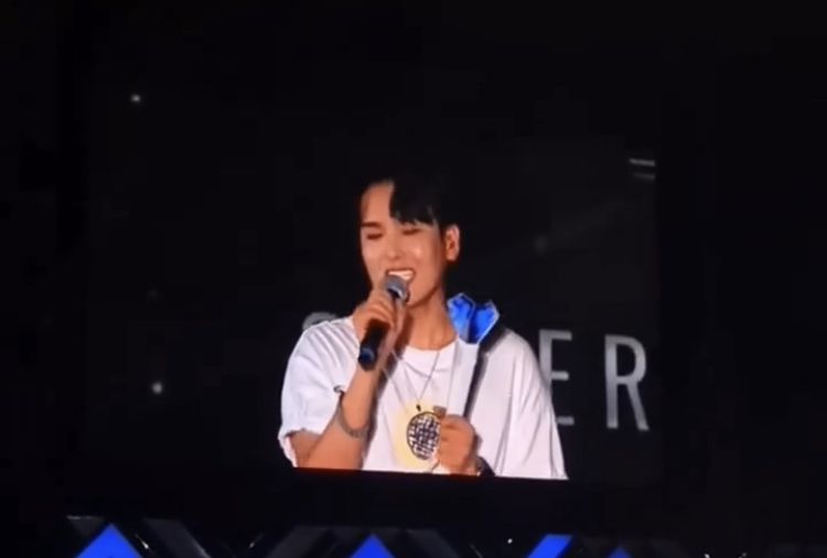 Ryeowook Super Junior nyanyikan lagu Hati yang Kau Sakiti milik Rossa.
Bikin fans heboh dan ikut nyanyi.