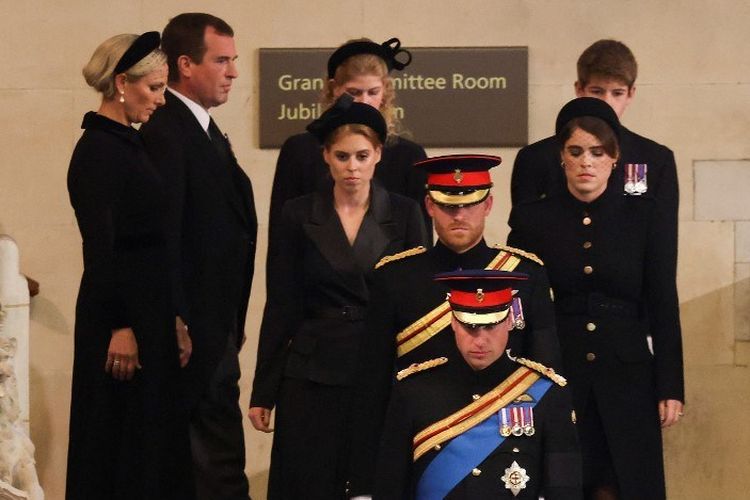 Sebelum prosesi pemakaman yang diselenggarakan pada hari Senin, (19/9/2022), intip momen cucu Ratu Elizabeth II menjaga peti bersama.