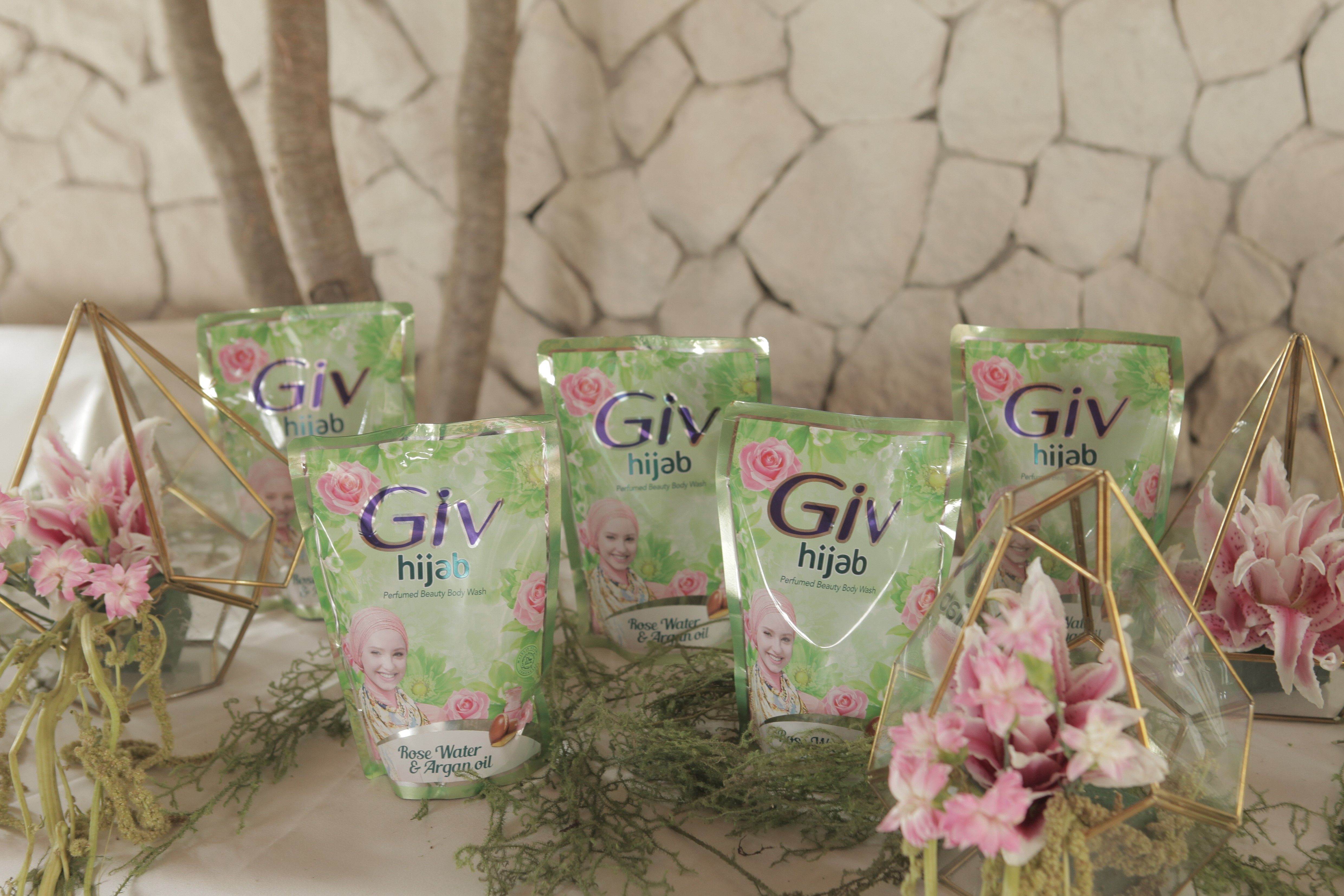 Memenuhi kebutuhan para perempuan berhijab, GIV luncurkan varian baru GIV Hijab dengan kandungan air mawar dan argan oil. Berikut detailnya!