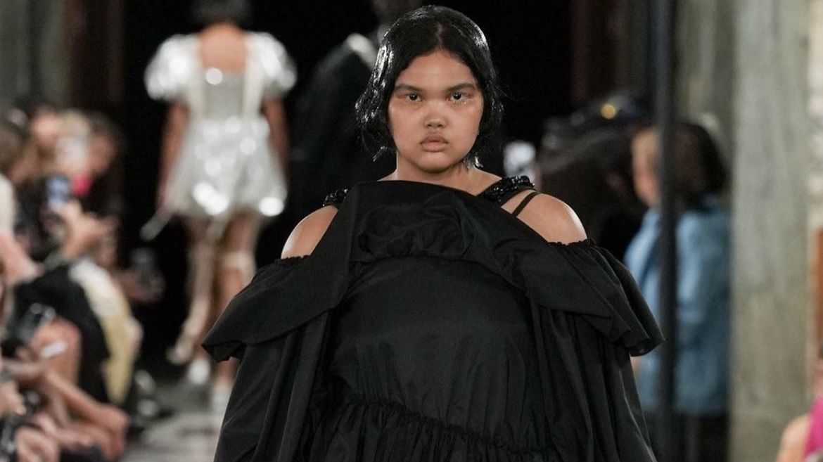 Model asal Indonesia, Shahnaz Indira, belum lama ini menunjukkan penampilan perdananya di panggung London Fashion Week. Seperti apa detail gayanya?