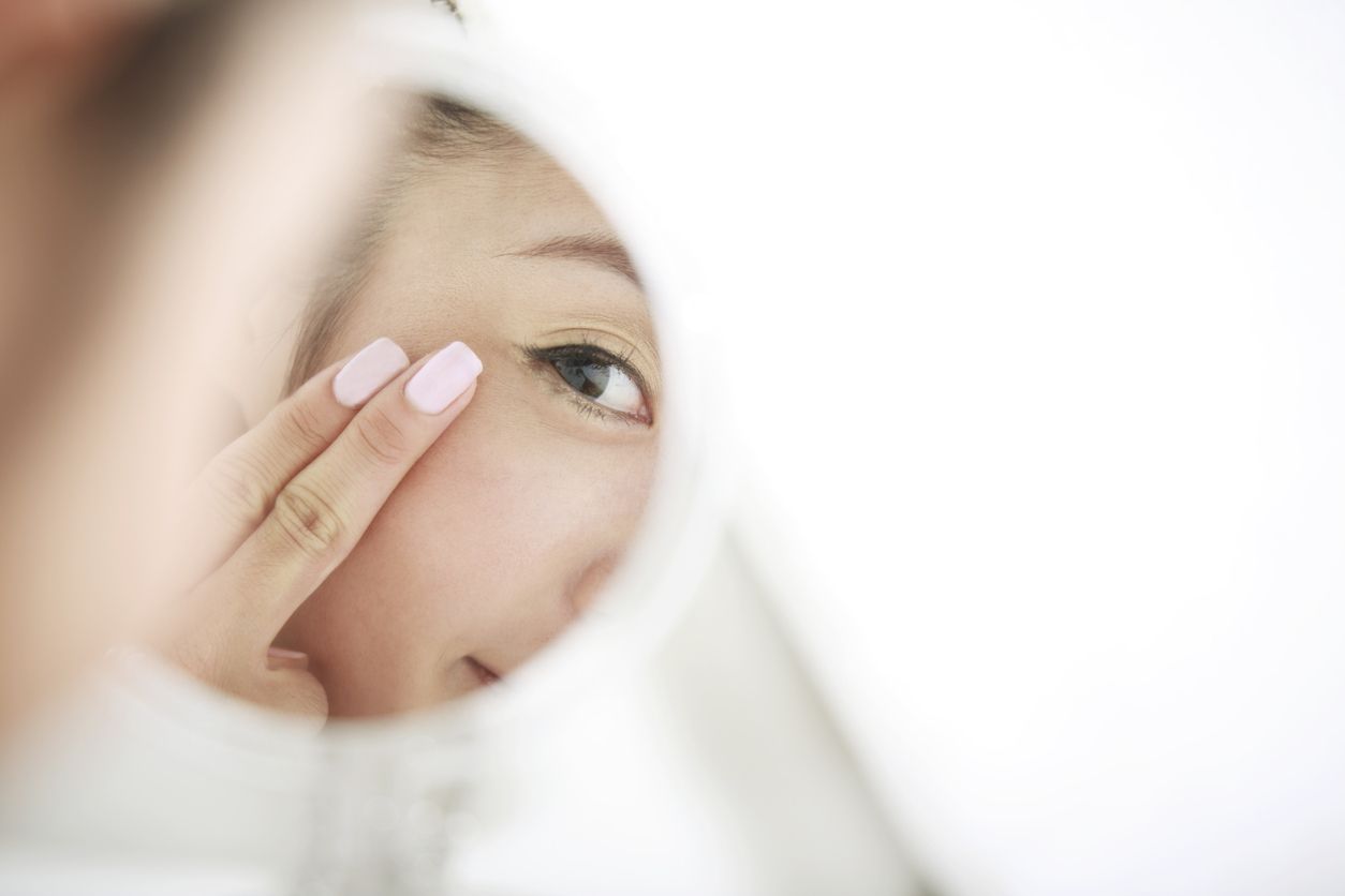 Kondisi mata bengkak atau puffy eyes dapat diatasi dengan menggunakan bahan alami. Apa saja bahan alami yang bisa dipakai? Berikut detailnya!