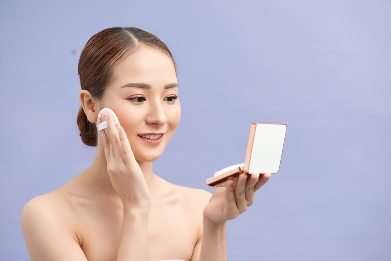 Sejumlah produk makeup tengah digandrungi, salah satunya cushion. Berikut rekomendasi cushion lokal dengan satin finish!