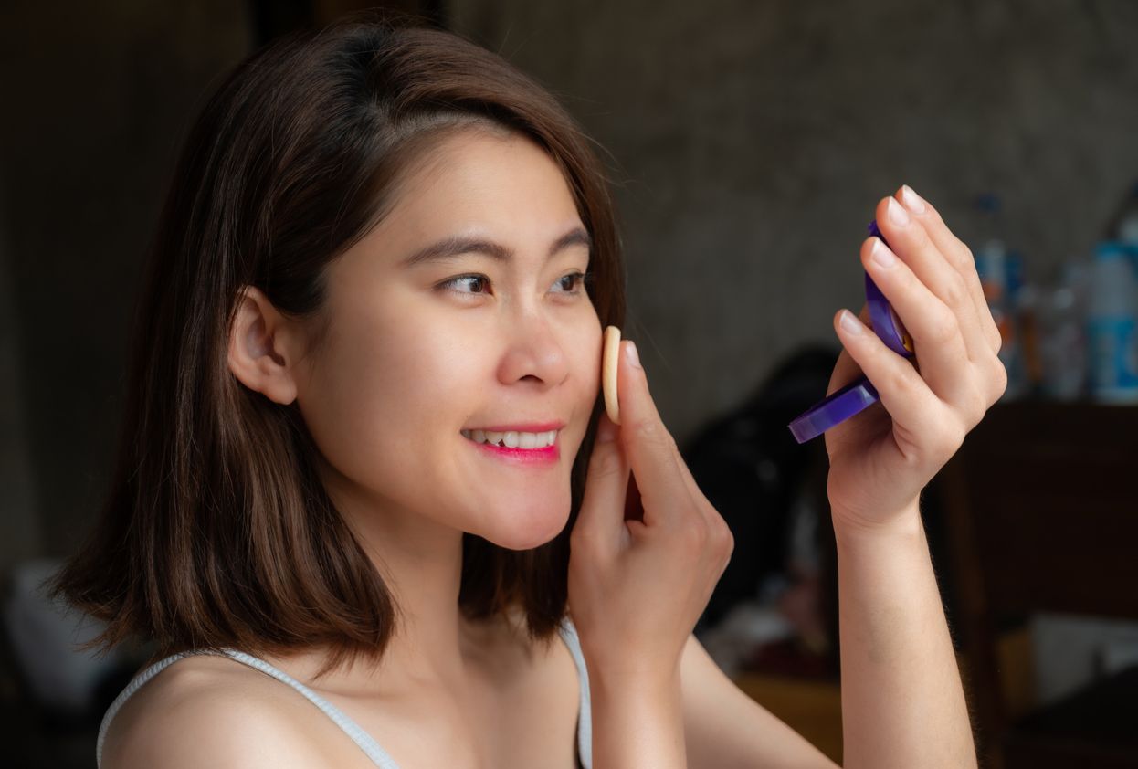 Ini lima cara mudah mengatasi makeup cakey yang bisa Kawan Puan terapkan agar tetap on point saat nonton konser.
