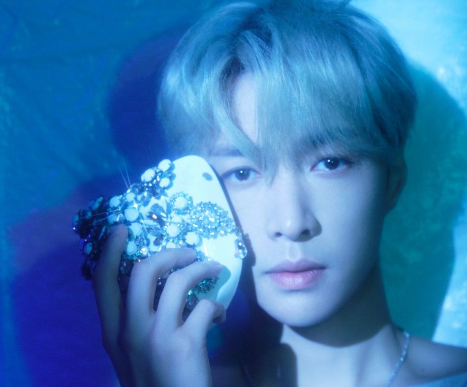 Bintang pop China Lay Zhang atau yang dikenal sebagai LAY baru saja merilis video musik untuk single terbarunya yang bertajuk Veil.