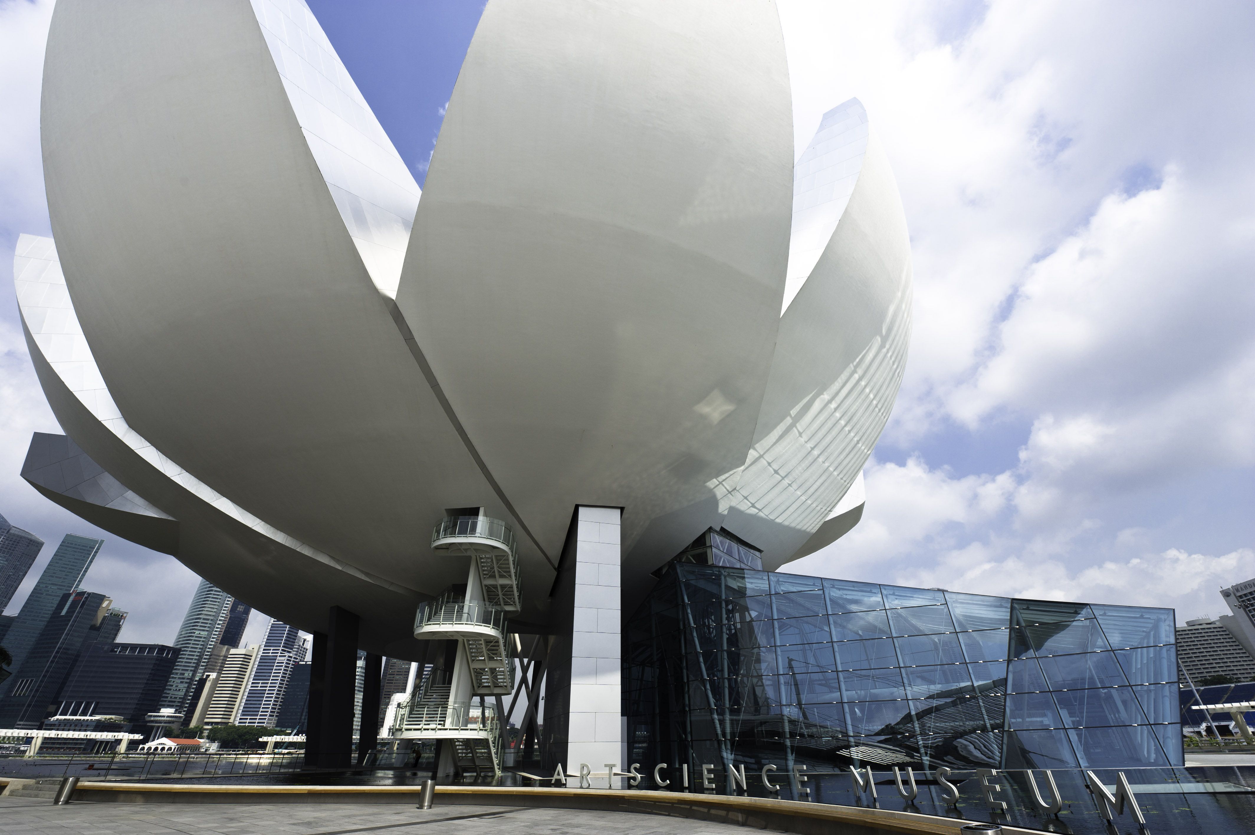 Marina Bay Sand memiliki tiga hidden gem unik yang wajib didatangi, mulai dari retail mewah, kafe, hingga museum, yuk simak