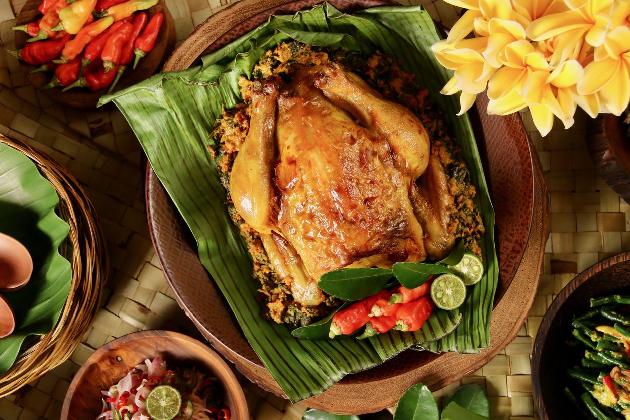 Berikut empat tips memasak ayam betutu khas Jembrana, salah satunya dengan menggunakan ayam kampung.