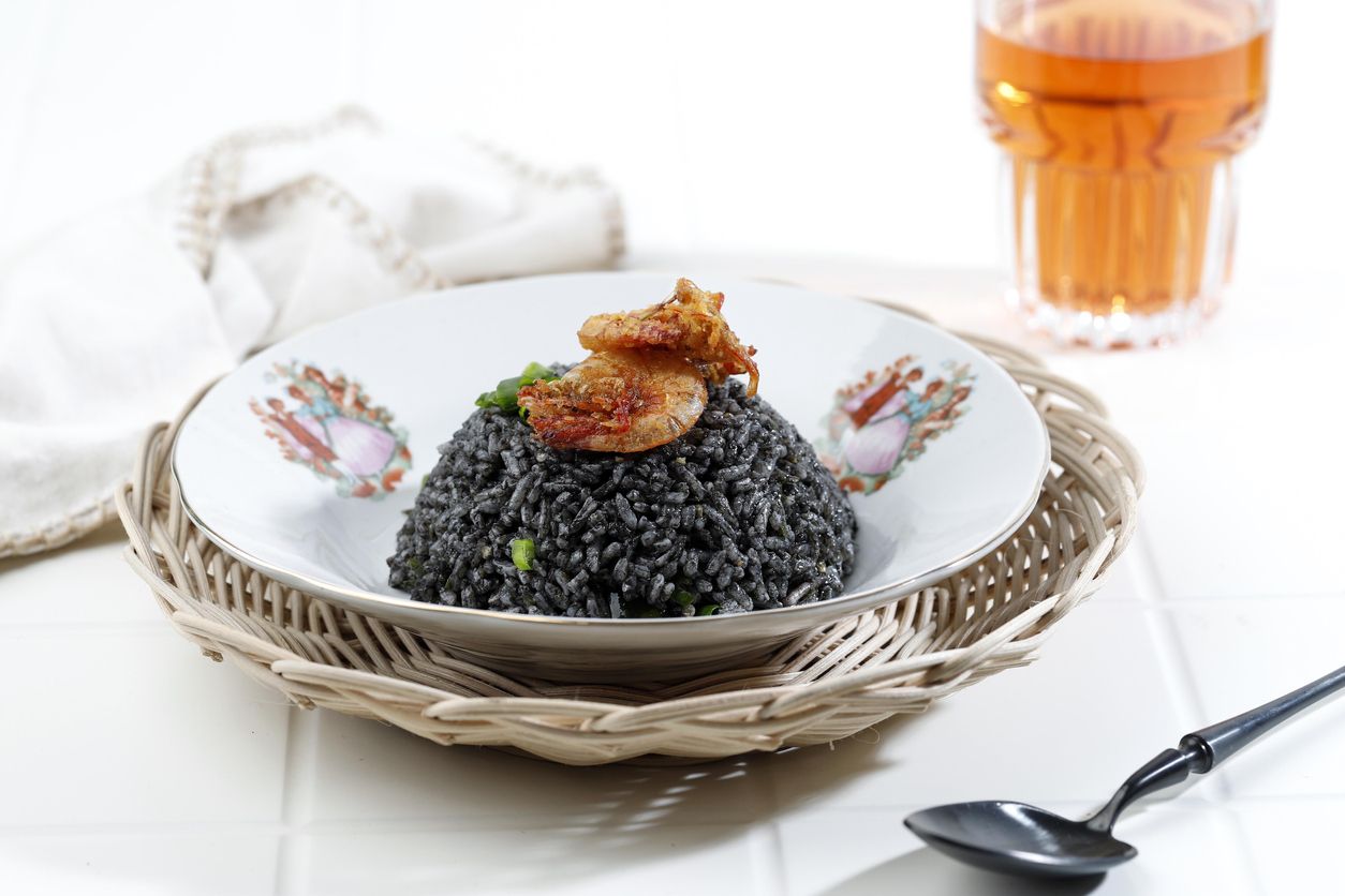 Kawan Puan sedang mencari ide bekal makan siang yang enak? Ada tips memasak cepat nasi goreng cumi hitam untukmu, nih. Yuk, simak!