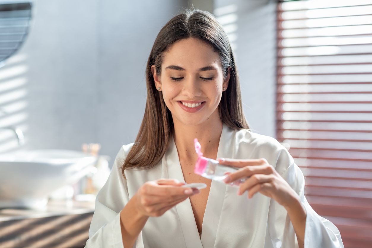 Masih banyak yang salah, simak cara pakai toner yang tepat agar hasilnya efektif dalam merawat kulit. Berikut detailnya!