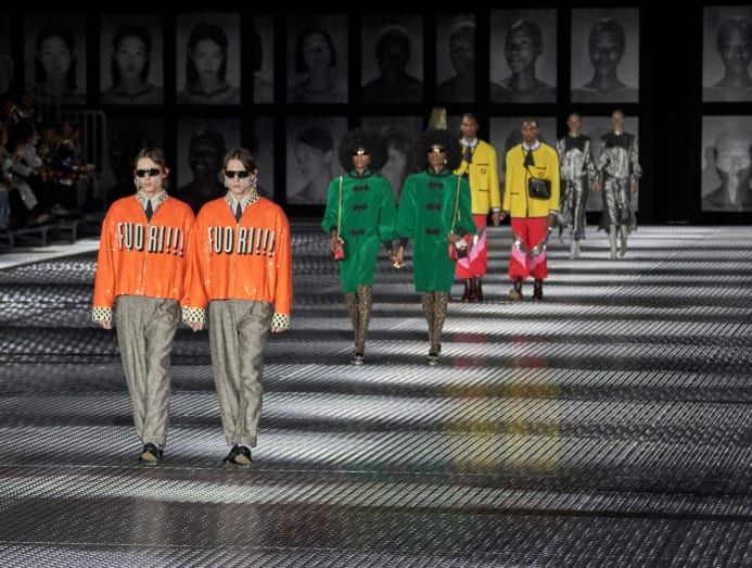 Ada yang unik di pagelaran busana Milan Fashion Week 2023. Yaitu Gucci yang menghadirkan 68 pasang model kembar. 
